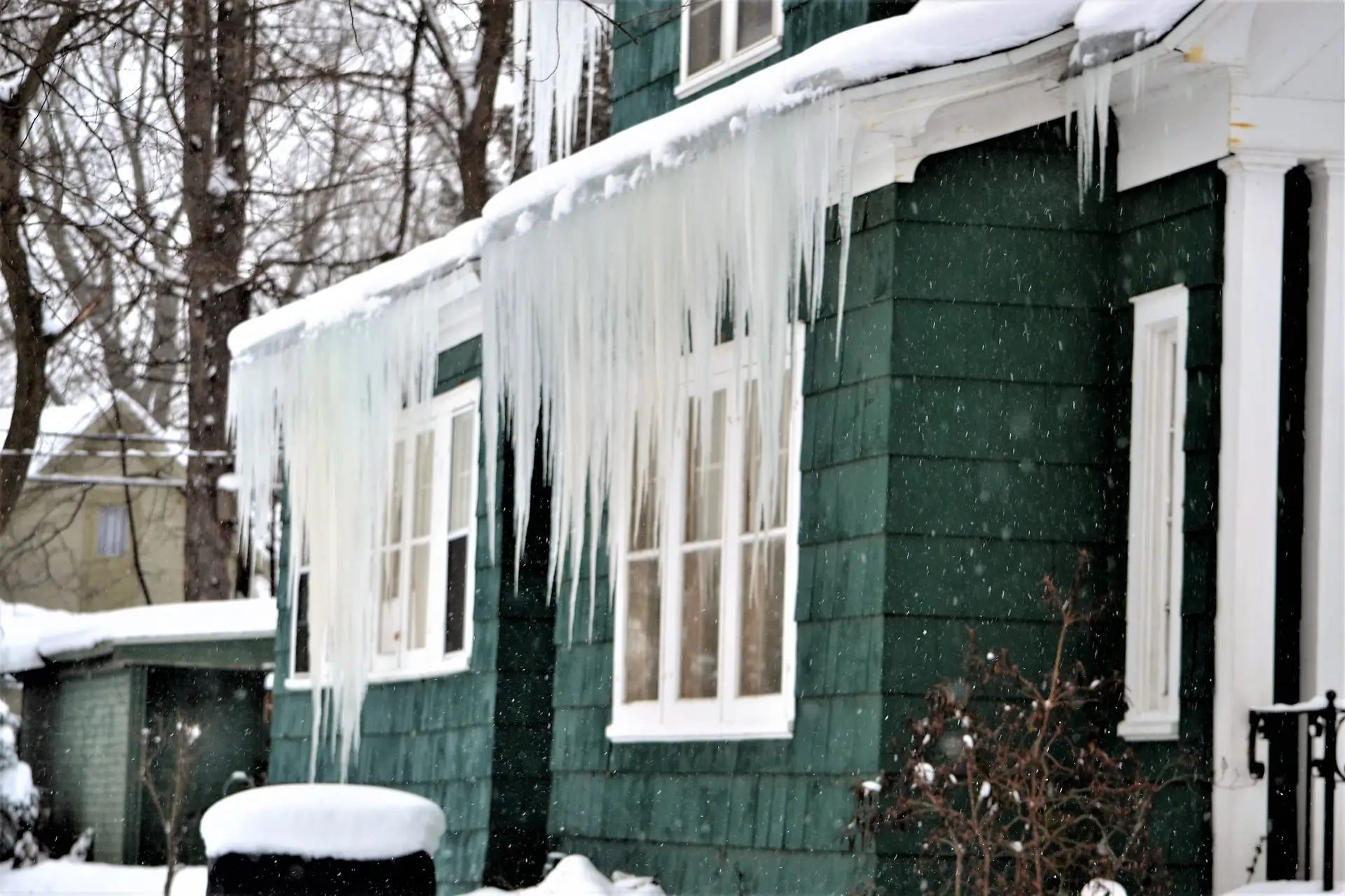 Ice dams icicles